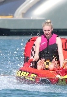 Sophie Turner feet photo thumbnail