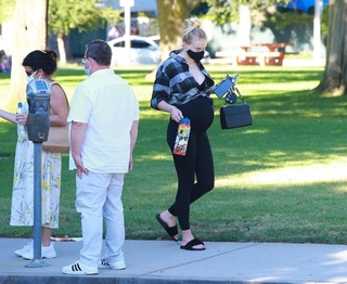 Sophie Turner feet photo thumbnail