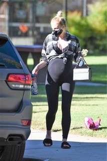 Sophie Turner feet photo thumbnail