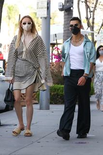 Sophie Turner feet photo thumbnail