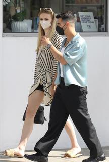 Sophie Turner feet photo thumbnail