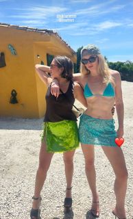 Sophie Turner feet photo thumbnail