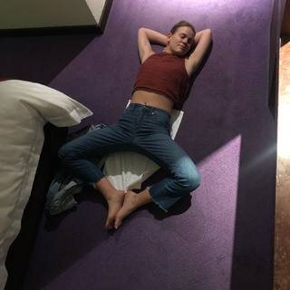 Sosie Bacon feet photo 17