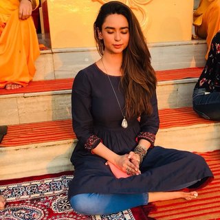 Soundarya Sharma feet photo thumbnail