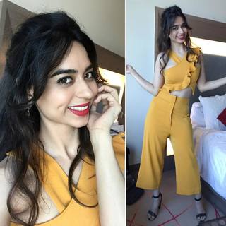 Soundarya Sharma feet photo thumbnail