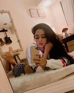 Soundarya Sharma feet photo thumbnail
