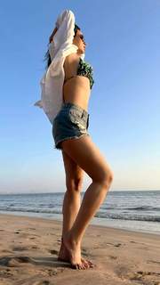 Soundarya Sharma feet photo thumbnail