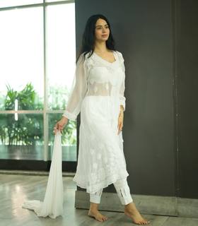 Soundarya Sharma feet photo thumbnail