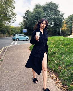 Soundarya Sharma feet photo thumbnail