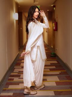 Soundarya Sharma feet photo thumbnail