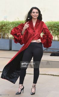 Soundarya Sharma feet photo thumbnail