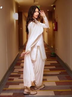 Soundarya Sharma feet photo thumbnail