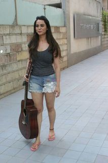Soundarya Sharma feet photo thumbnail