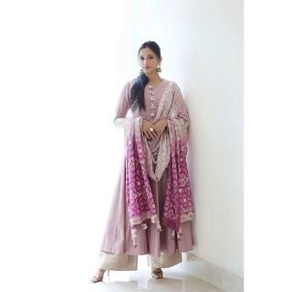 Srinidhi Shetty feet photo thumbnail