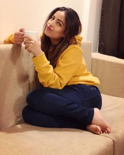 Srishty Rode feet photo 3