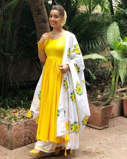 Srishty Rode feet photo 9