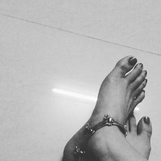 Sriti Jha feet photo 14