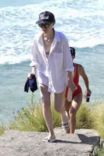 St. Vincent feet photo thumbnail