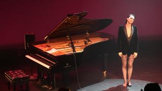 St. Vincent feet photo thumbnail