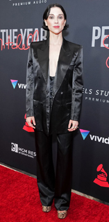 St. Vincent feet photo thumbnail
