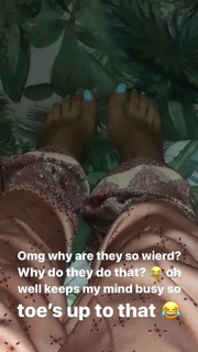 Stacey Solomon feet photo thumbnail