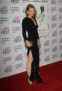Stana Katic feet photo thumbnail