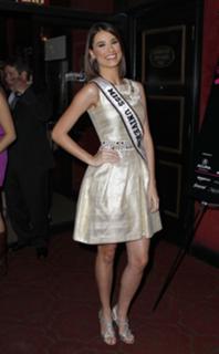 Stefania Fernandez feet photo 15