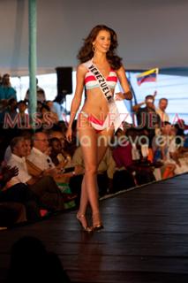 Stefania Fernandez feet photo 4