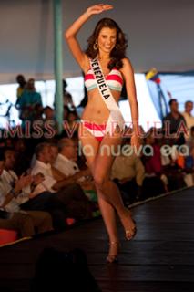 Stefania Fernandez feet photo 3