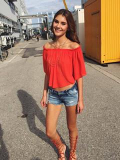 Stefanie Giesinger feet photo thumbnail