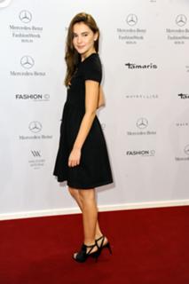 Stefanie Giesinger feet photo thumbnail