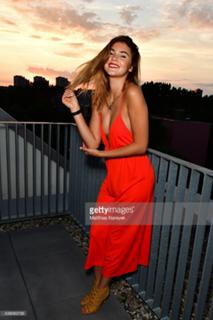 Stefanie Giesinger feet photo thumbnail