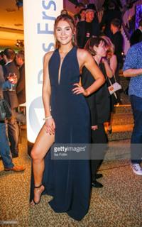 Stefanie Giesinger feet photo thumbnail