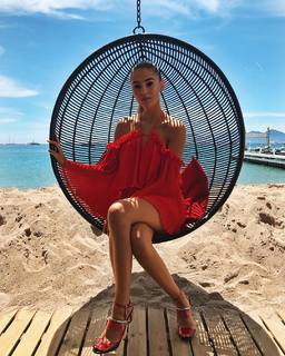 Stefanie Giesinger feet photo thumbnail