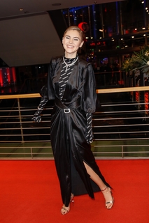 Stefanie Giesinger feet photo thumbnail