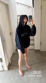 Stefanie Giesinger feet photo thumbnail