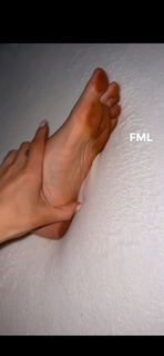 Stefanie Giesinger feet photo thumbnail