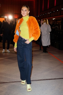 Stefanie Giesinger feet photo thumbnail