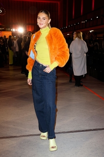 Stefanie Giesinger feet photo thumbnail