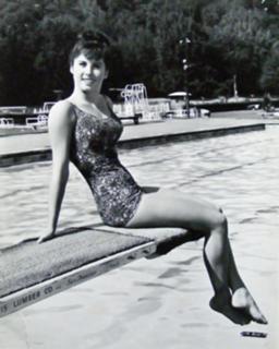 Stefanie Powers feet photo thumbnail