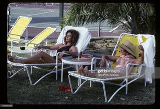Stefanie Powers feet photo thumbnail