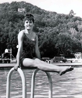 Stefanie Powers feet photo thumbnail