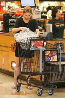 Stefanie Scott feet photo thumbnail
