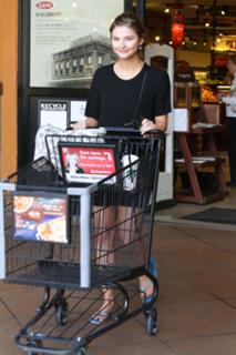 Stefanie Scott feet photo thumbnail