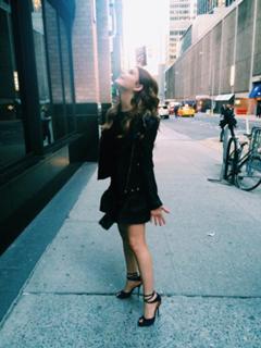 Stefanie Scott feet photo thumbnail