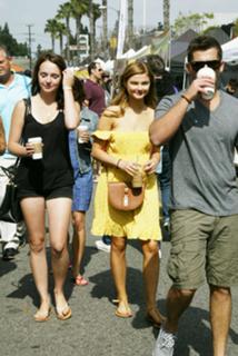 Stefanie Scott feet photo thumbnail