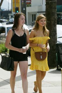 Stefanie Scott feet photo thumbnail