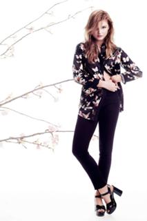Stefanie Scott feet photo thumbnail