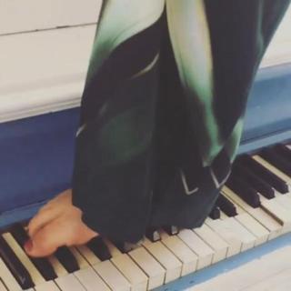 Stefanie Scott feet photo thumbnail
