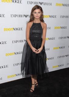 Stefanie Scott feet photo thumbnail